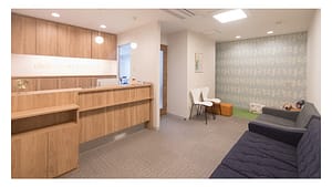 リフレ矯正歯科クリニックの受付カウンター