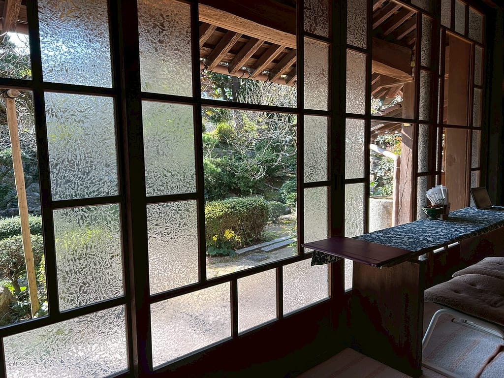 水月苑ガラス越し